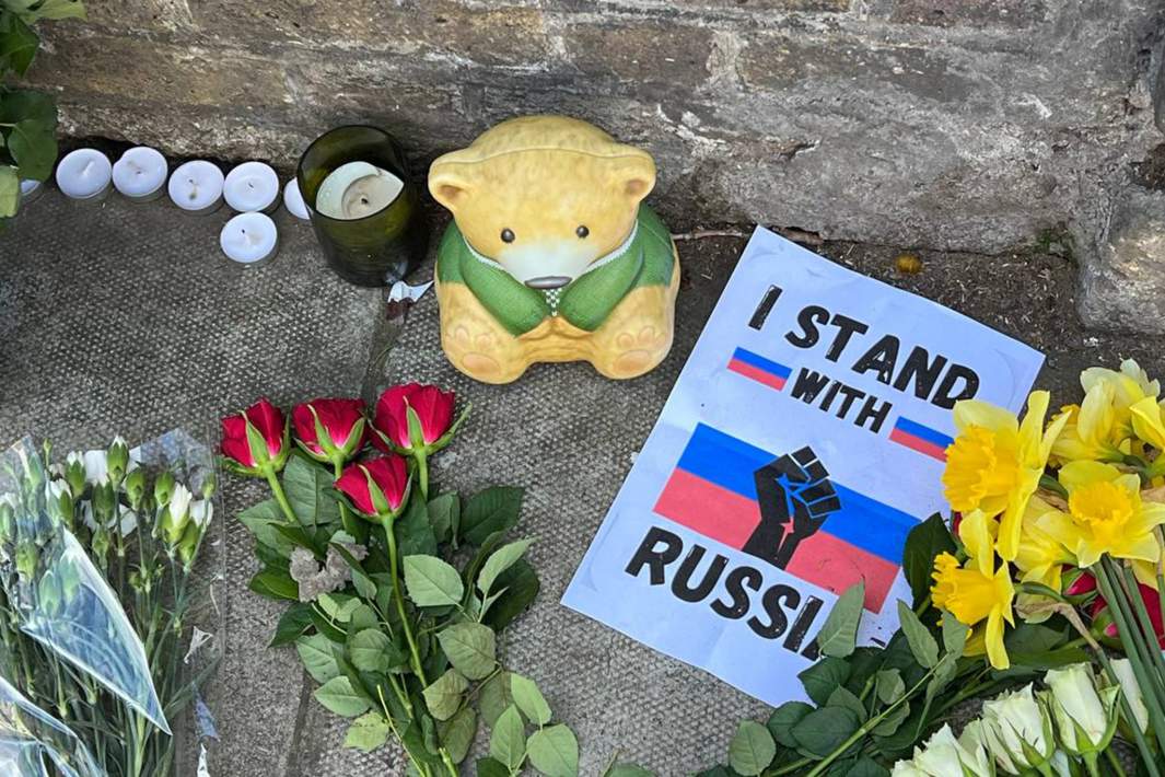 Цветы возле посольства РФ в Великобритании