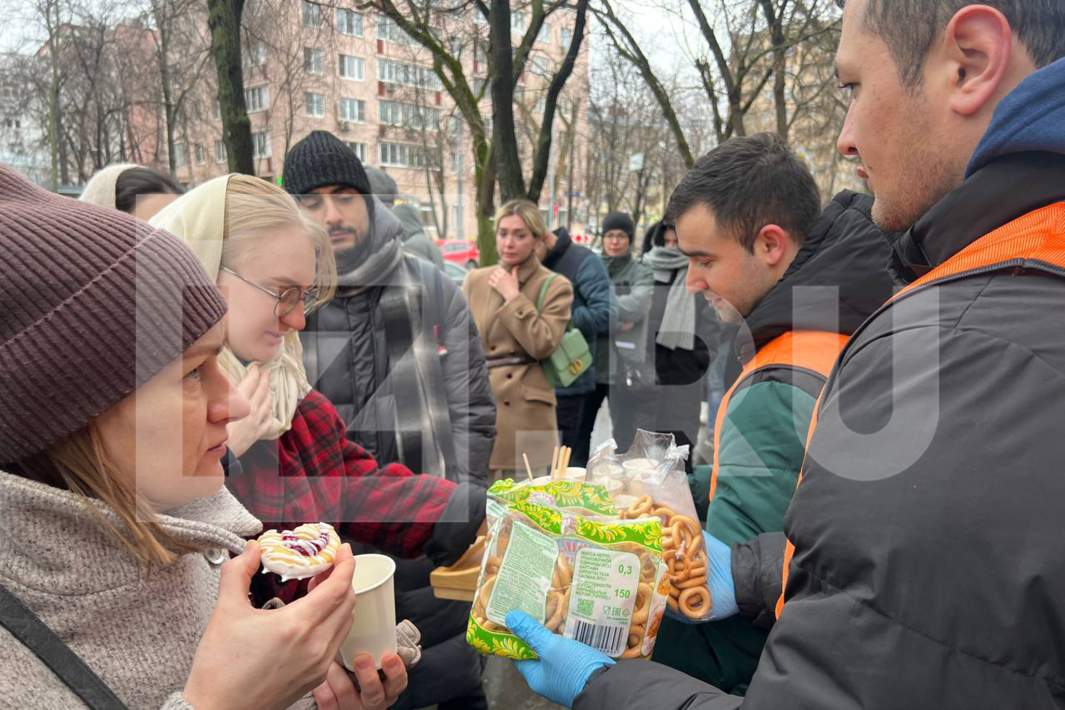 Раздача чая и печенья в очереди из желающих сдать кровь на Шаболовской, Москва