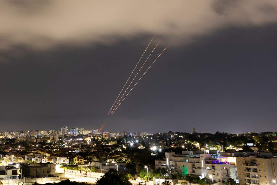 Работа противоракетной системы Израиля после запуска Ираном ракет и беспилотников
