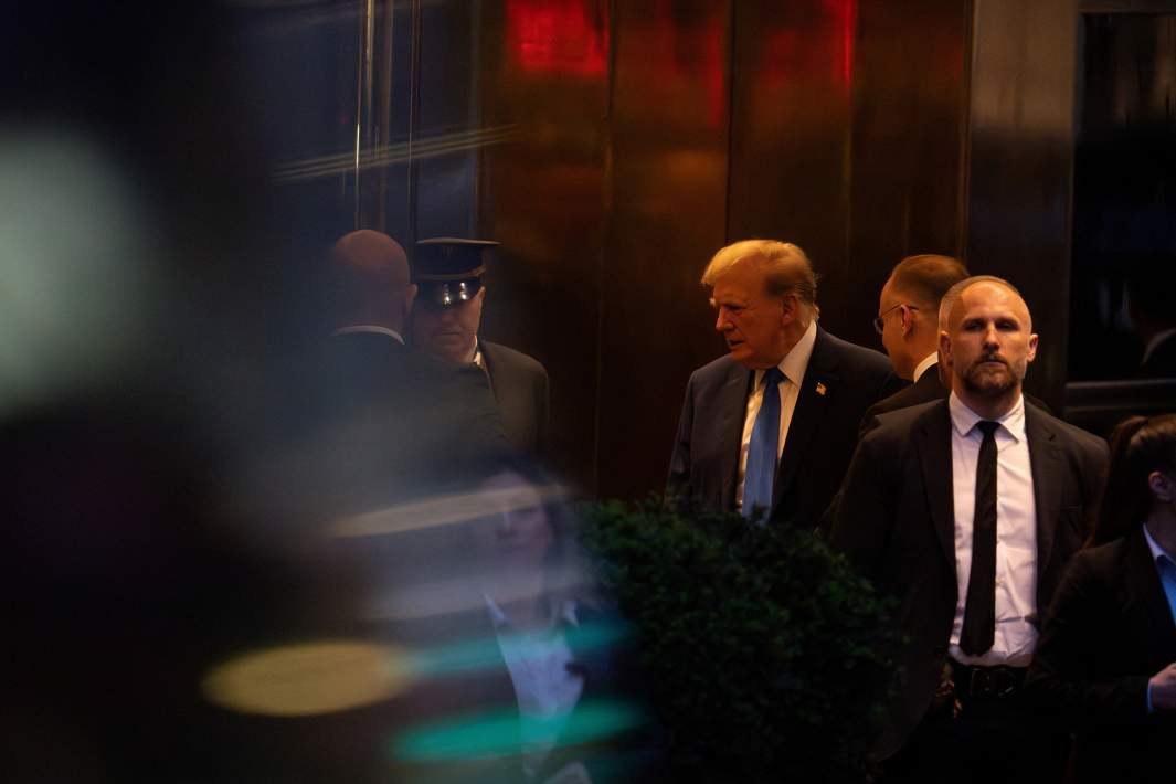 Кандидат в президенты от Республиканской партии и бывший президент США Дональд Трамп приветствует президента Польши Анджея Дуду в Trump Tower в Нью-Йорке