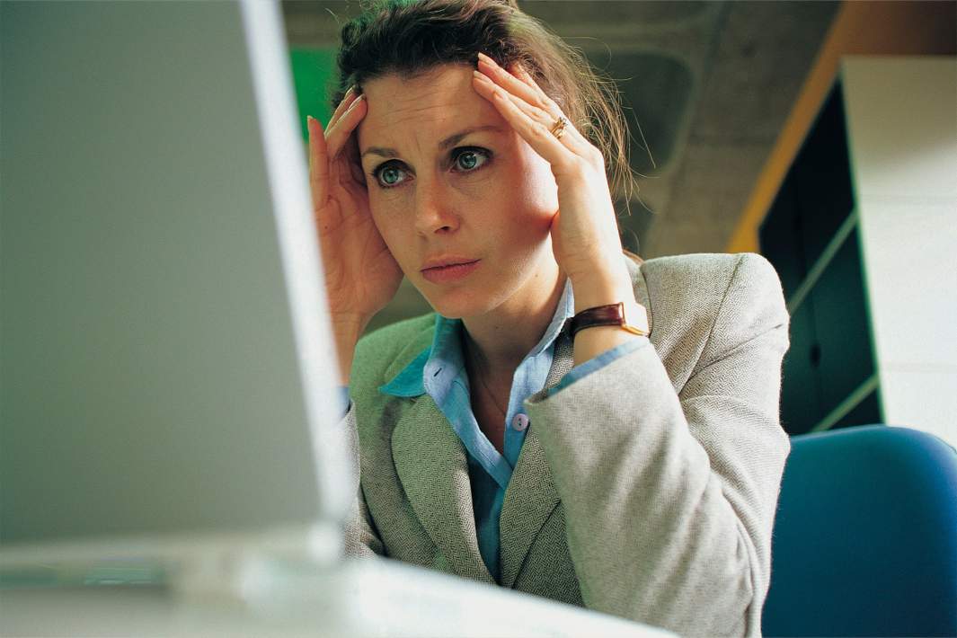 Женщина удивляется перед компьютером