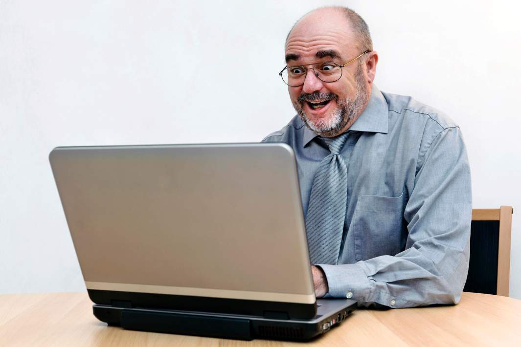 Дедушка радуется перед компьютером