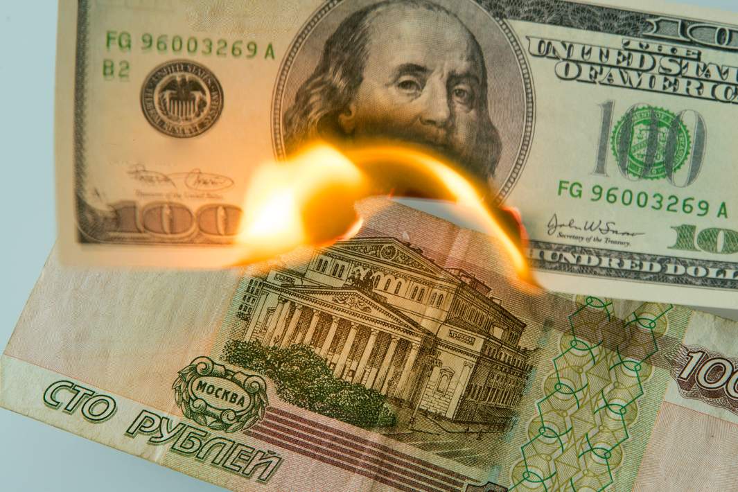 Рубль под горящим долларом