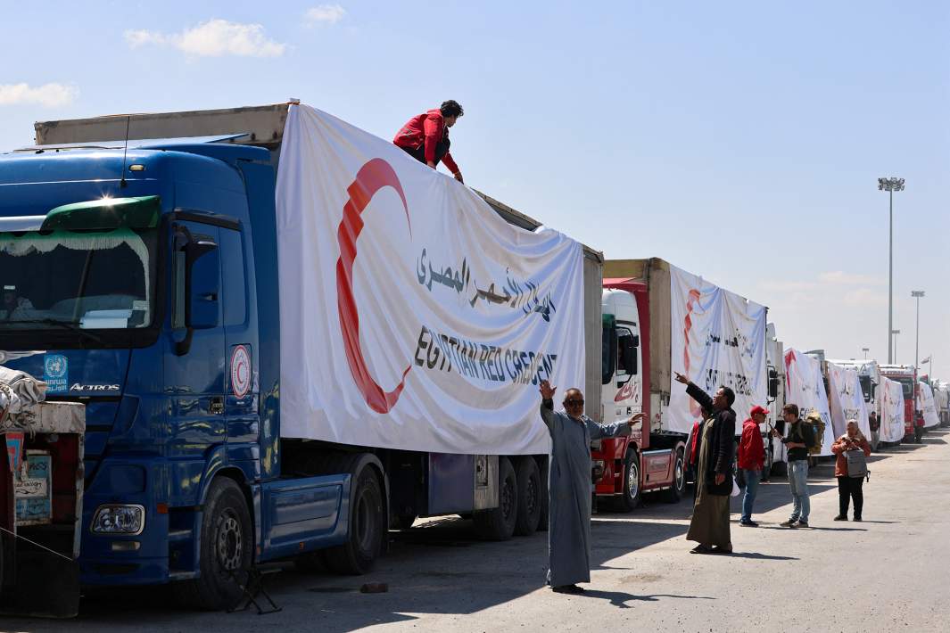 Грузовики с гуманитарной помощью на границе сектора Газа и Египта у пункта пропуска Рафах