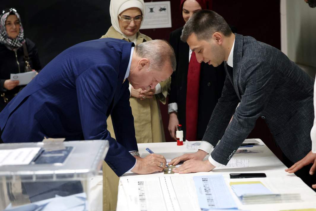 Президент Турции Тайип Эрдоган и его жена Эмине Эрдоган голосуют на местных выборах в Стамбуле, Турция, 31 марта 2024 года