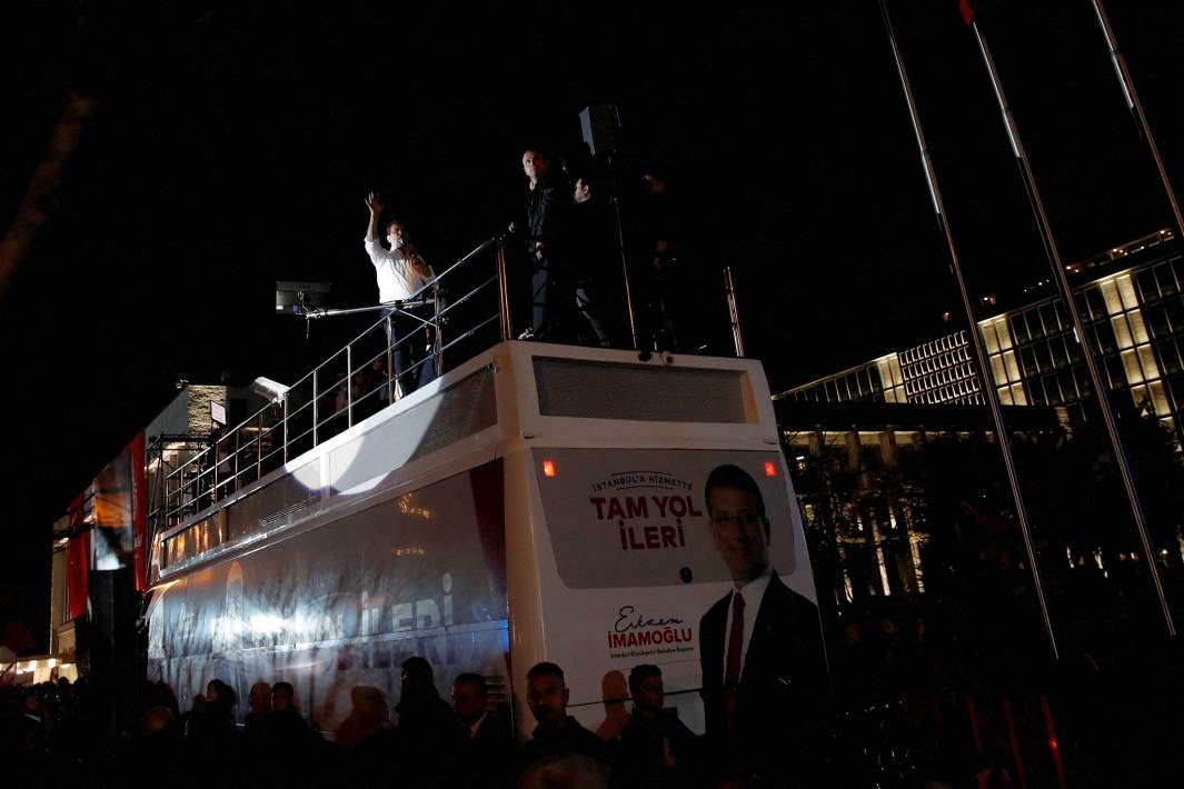 Экрем Имамоглу, кандидат в мэры от главной оппозиционной Народно-республиканской партии (НРП), обращается к своим сторонникам после первых результатов в Стамбуле