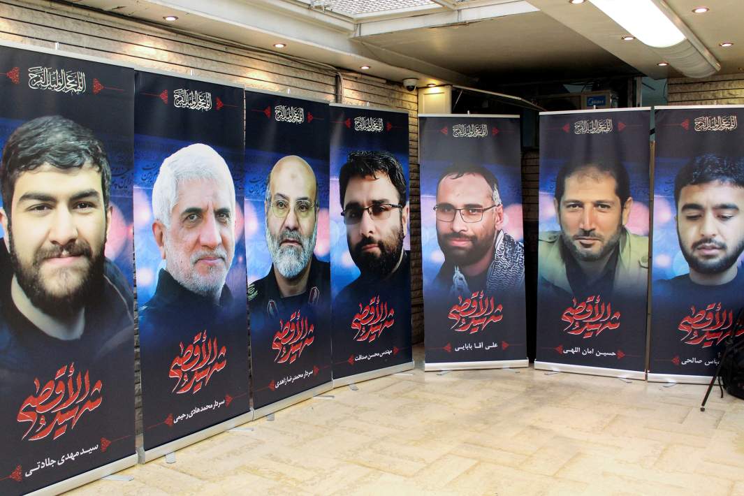 Плакаты с изображением иранцев, погибших в результате предполагаемого израильского авиаудара по комплексу иранского посольства в сирийской столице Дамаске в понедельник, выставлены в посольстве Ирана в Дамаске
