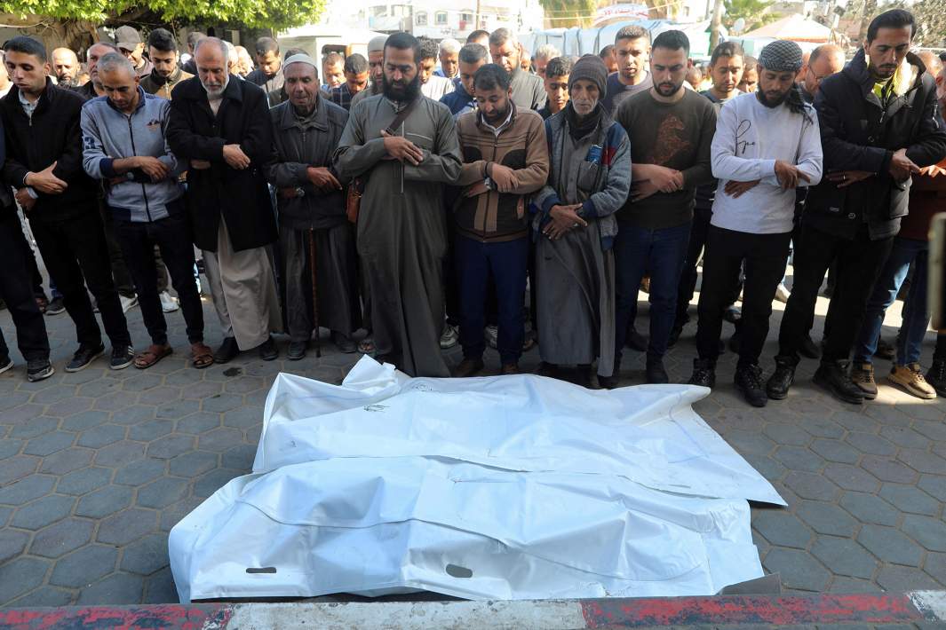 Тела палестинцев, погибших в результате авиаудара Израиля, в госпитале Аль-Акса в Дейр-эль-Балахе