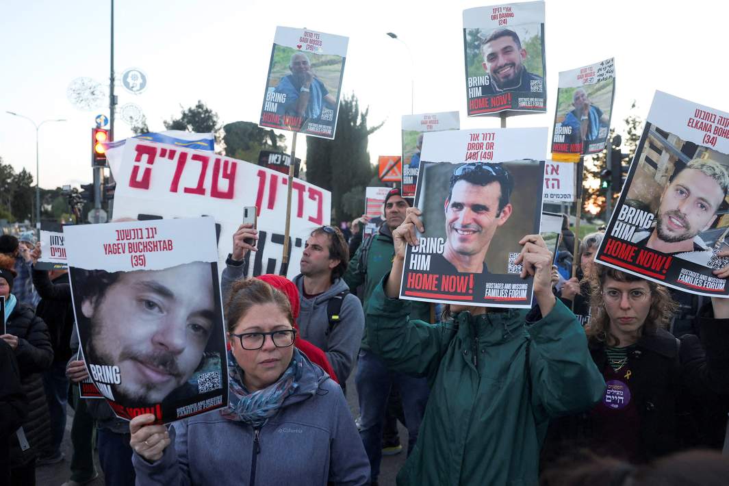 Протест в Иерусалиме с призывом к соглашению и освобождению израильских заложников, удерживаемых в секторе Газа