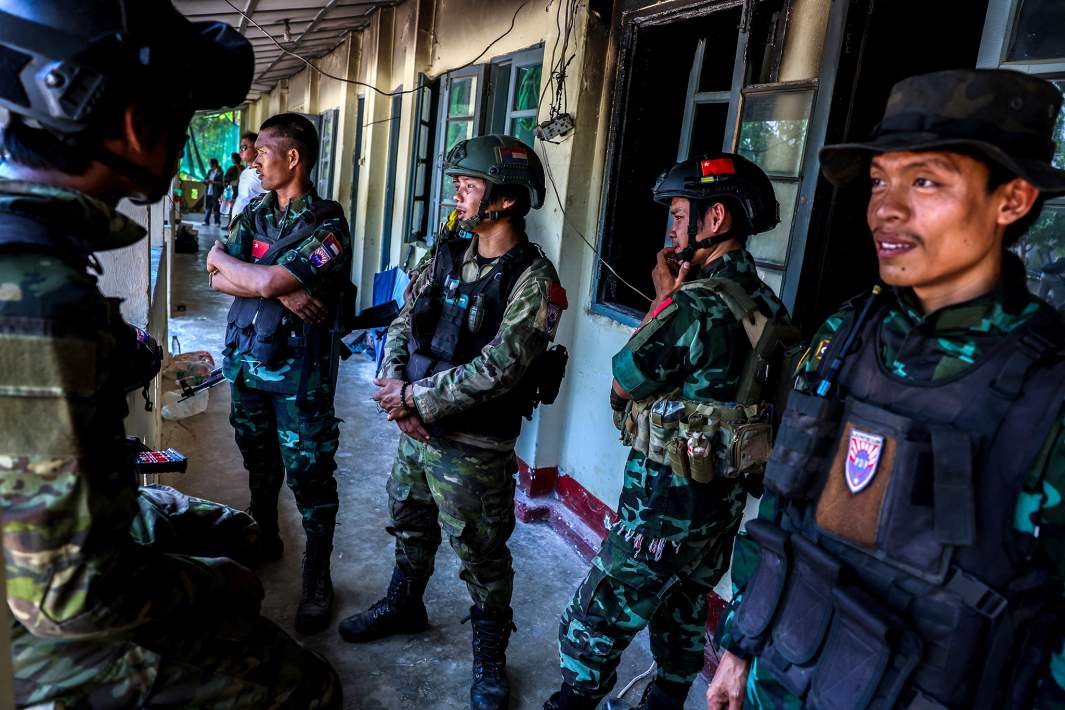 Бойцы бирманских «Сил Народной обороны» на одной из улиц Мьявади