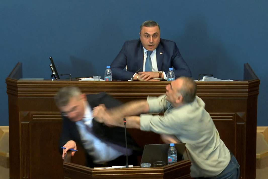 Драка Мамуки Мдинарадзе и Алеко Элисашвили во время обсуждения законопроекта об «иностранных агентах» в парламенте, Тбилиси, Грузия, 15 апреля 2024 года