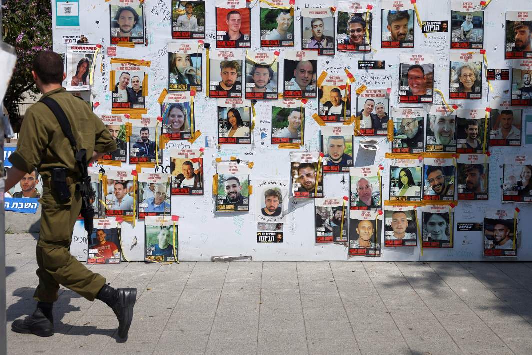 Фотографии израильских заложников, захваченных боевиками ХАМАС 7 октября 2023 года, на улице в Тель-Авиве
