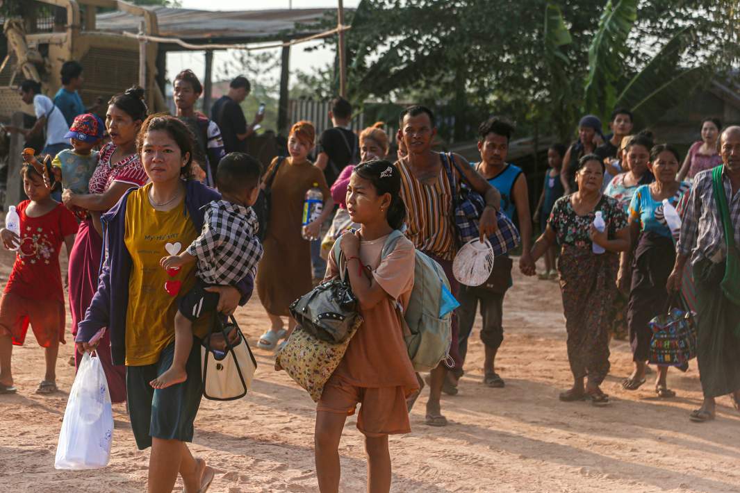 Беженцы из Мьявади направляются к границе Таиланда
