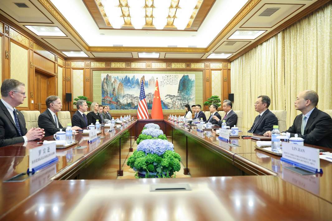 Министр иностранных дел Китая Ван И проводит переговоры с госсекретарем США Энтони Блинкеном в Пекине, 26 апреля 2024 года