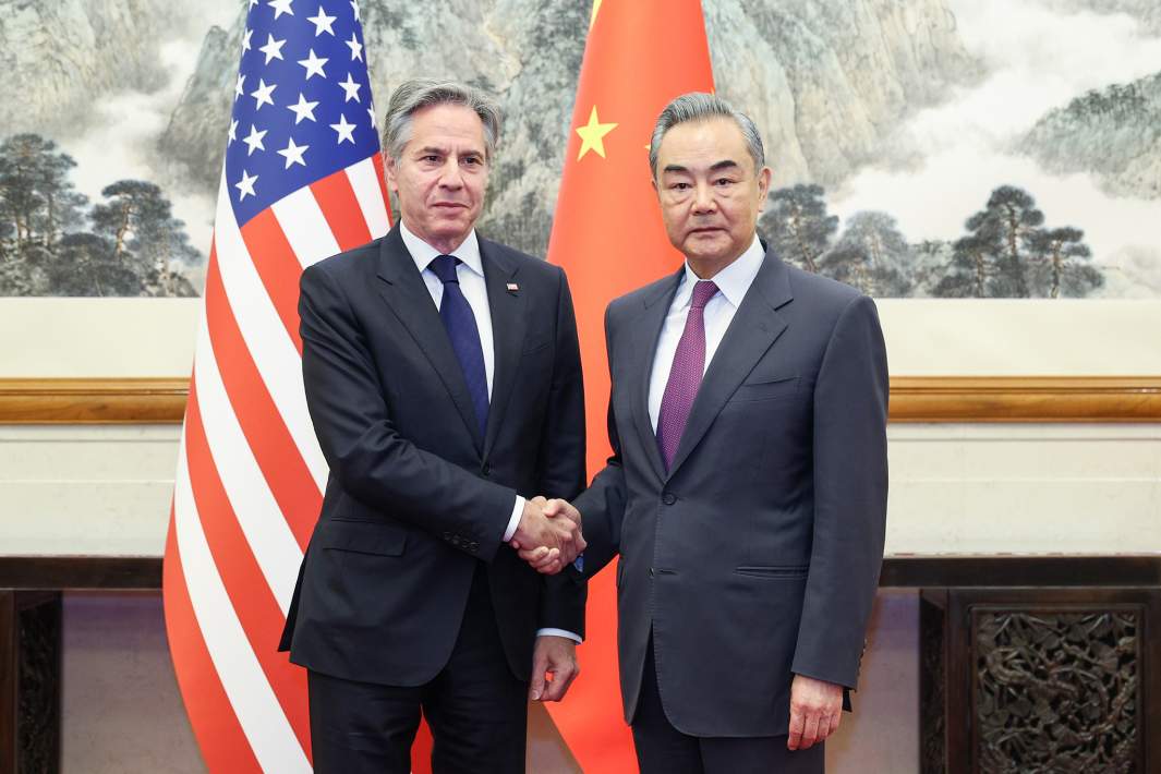 Министр иностранных дел Китая Ван И с госсекретарем США Энтони Блинкеном в Пекине, 26 апреля 2024 года