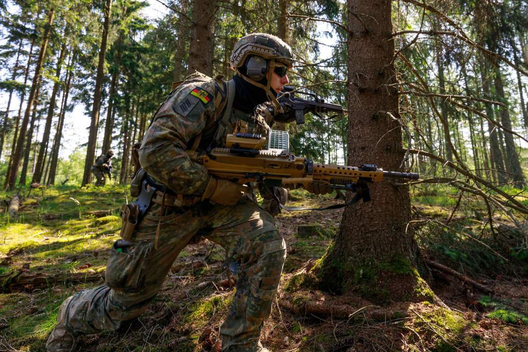 Подразделение ВС Германии отрабатывает ведение боя в лесу