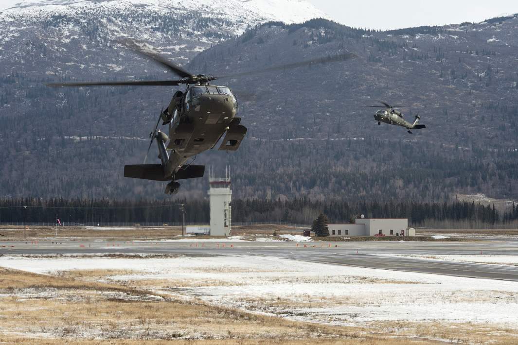 Вертолеты UH-60 Black Hawk производства США на авиабазе на Аляске