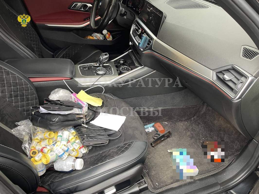 Салон автомобиля BMW, который был найден брошенным на Новороссийской улице