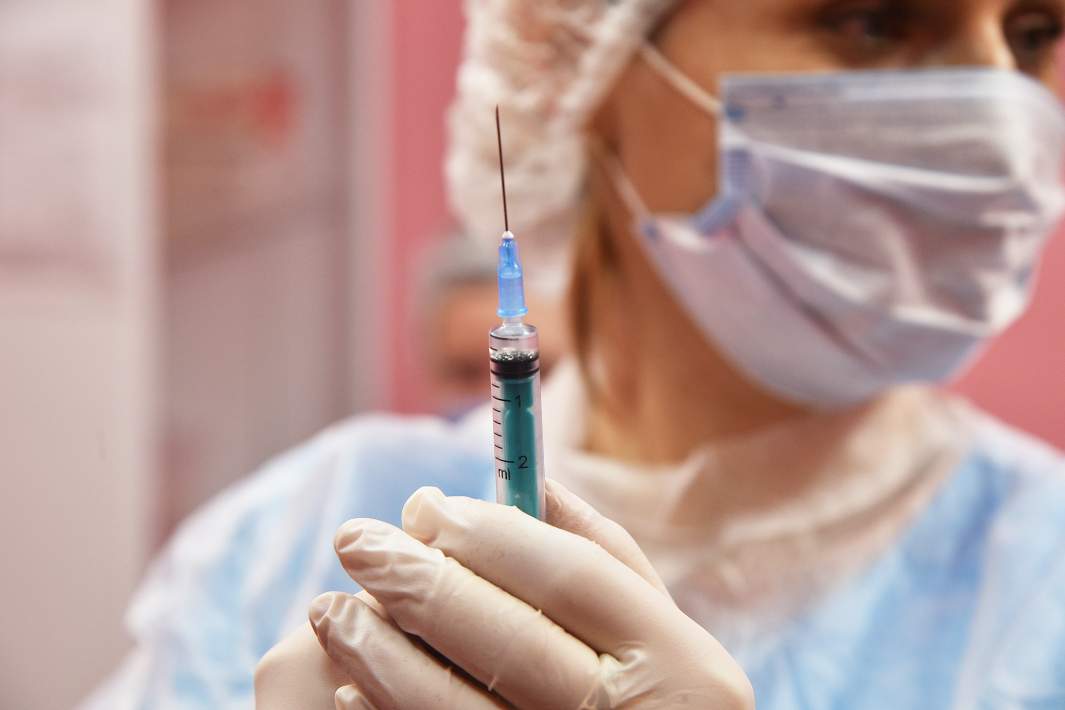 шприц медсестра укол вакцина маска 
