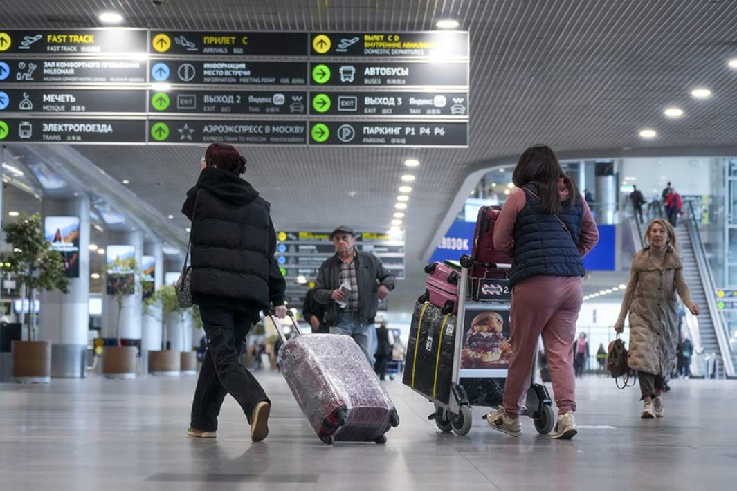 аэропорт женщины с чемоданами табло полетов 