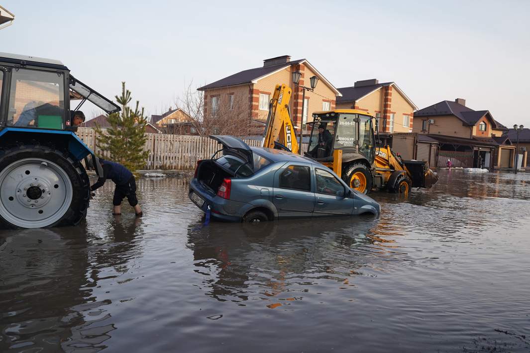 оренбург паводки затопило машину трактор мчс
