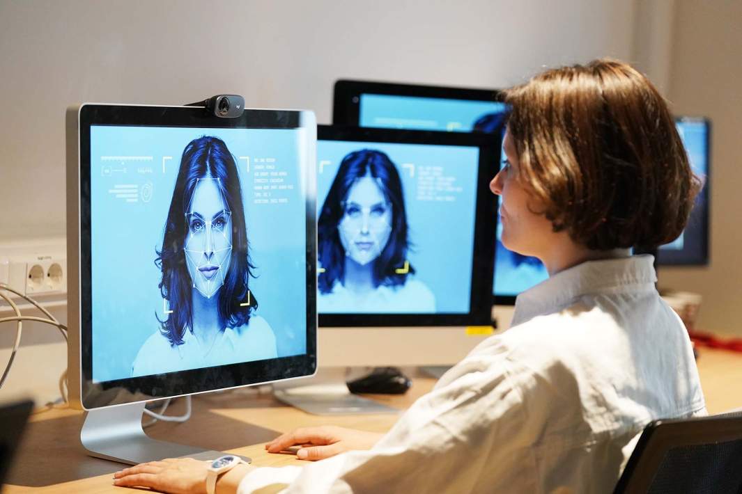 девушкка смотрит в компьютер лицо биометрия нейросеть искусственный интеллект