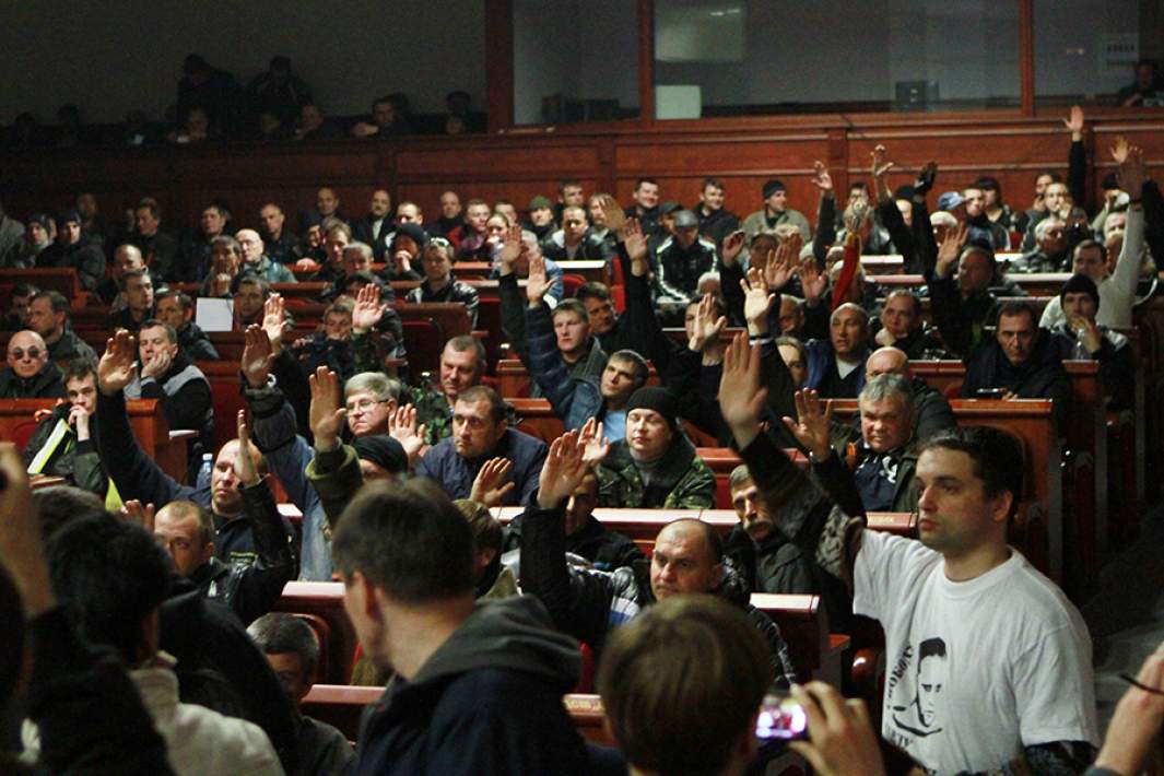 Сторонники референдума о статусе региона проводят заседание в здании Донецкой областной администрации