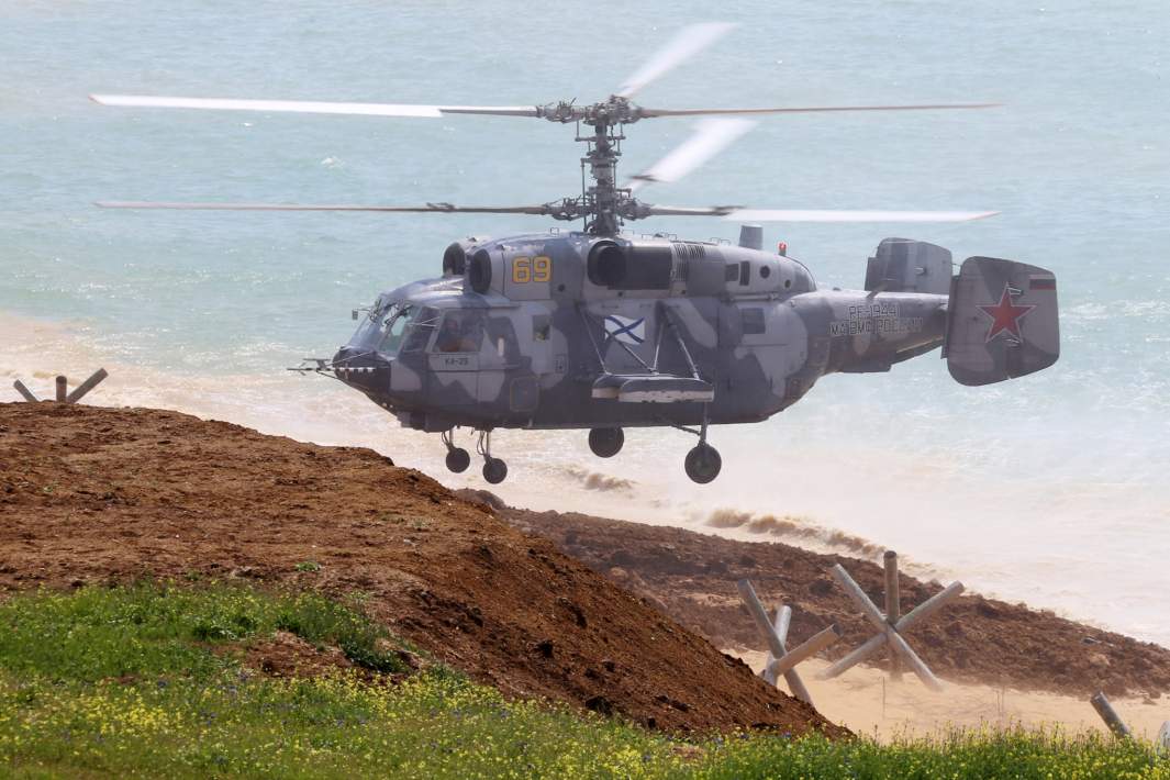 Вертолет Ка-29 во время масштабных учений войск Южного военного округа и ВДВ на полигоне «Опук» в Крыму. 2021 год