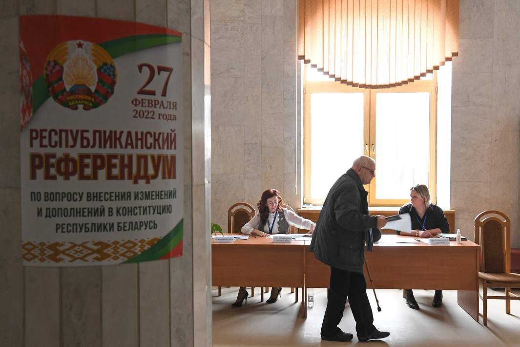 Мужчина во время голосования на Республиканском референдуме по внесению изменений и дополнений в конституцию Белоруссии на одном из избирательных участков в Минске. 27 февраля 2022 года
