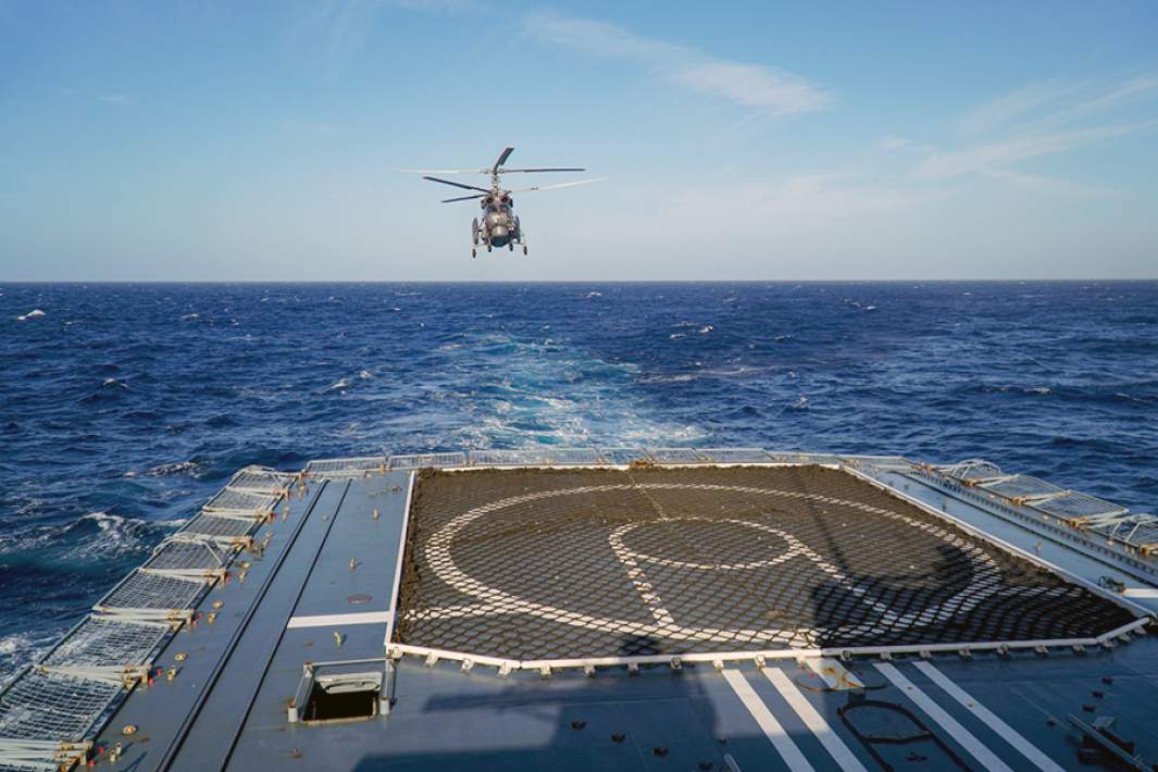Посадка вертолета на палубу корабля