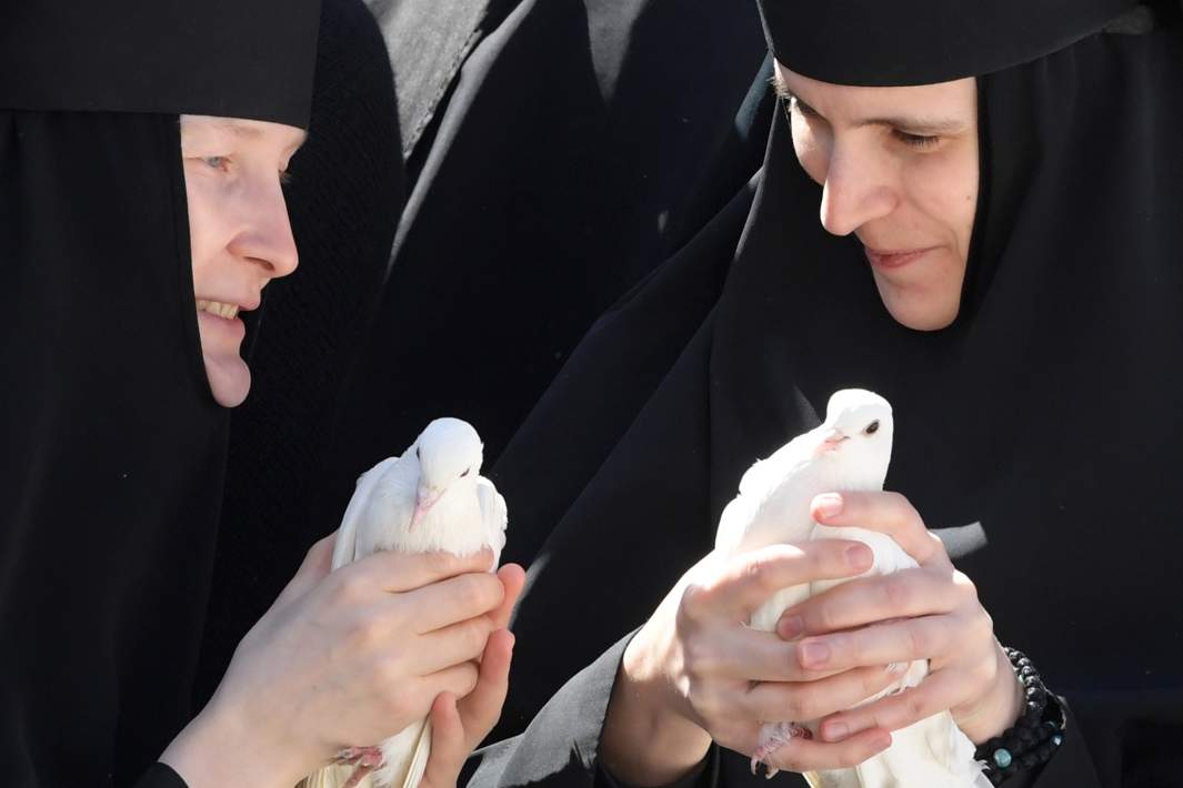 Монахини выпускают голубей 