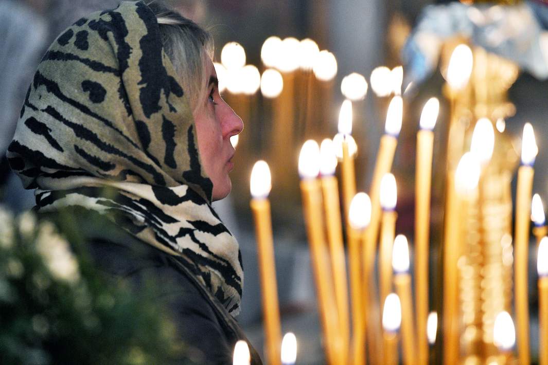 девушка в православном храме свечи 