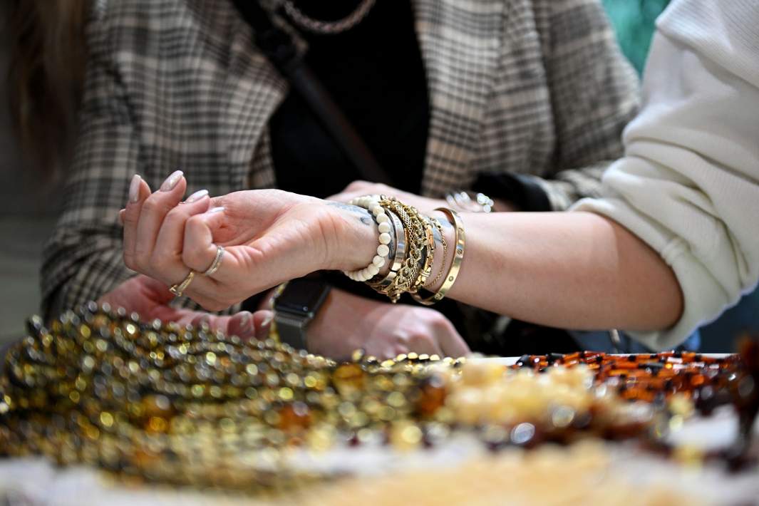 ювелирные украшения на руке на столе женщина