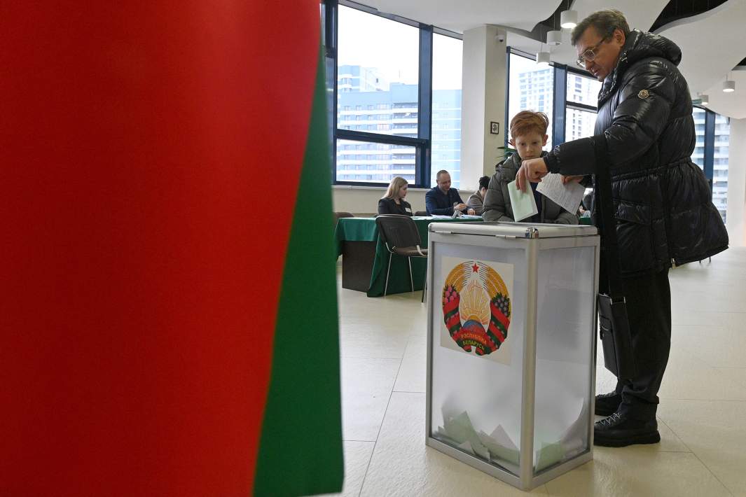 Мужчина голосует на выборах депутатов нижней палаты парламента и местных советов Белоруссии в Единый день голосования на избирательном участке в Минске. 25 февраля 2024 года