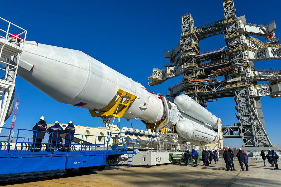 Первая летная ракета космического назначения «Ангара-А5» на стартовом комплексе космодрома «Восточный»