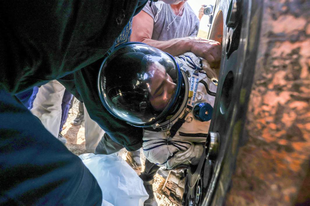 Участница 21-й экспедиции на МКС из Белоруссии Марина Василевская в спускаемом аппарате пилотируемого корабля «Союз МС-24», апрель 2024 года