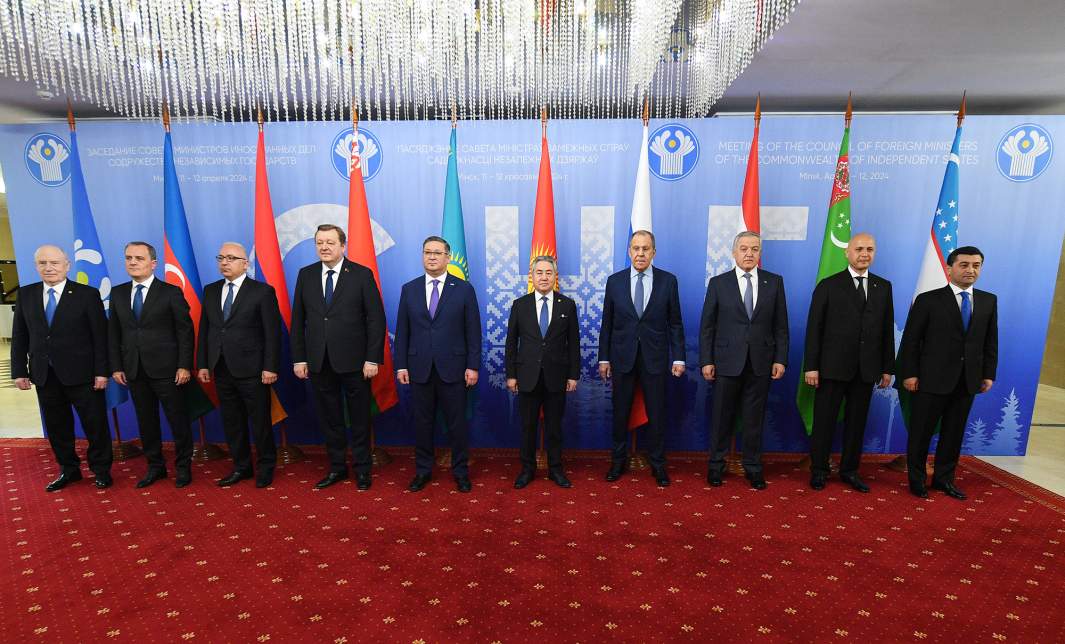 церемонии совместного фотографирования перед заседанием Совета министров иностранных дел (СМИД) СНГ в Минске