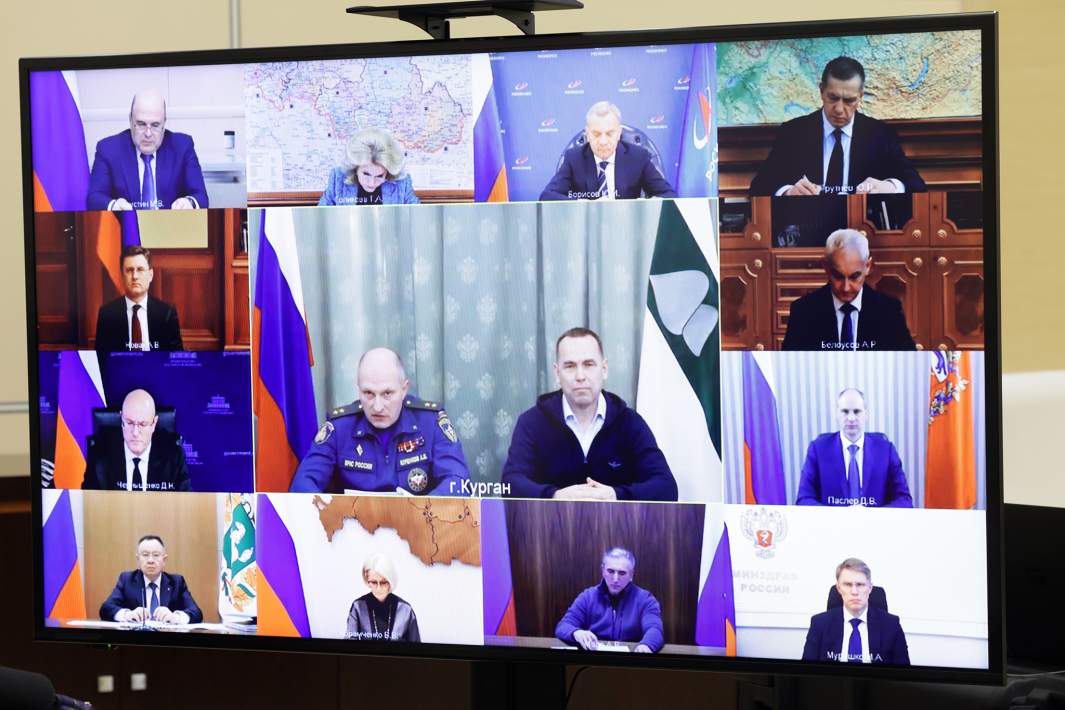 Участники совещания президента РФ Владимира Путина с членами правительства РФ в режиме видеоконференции