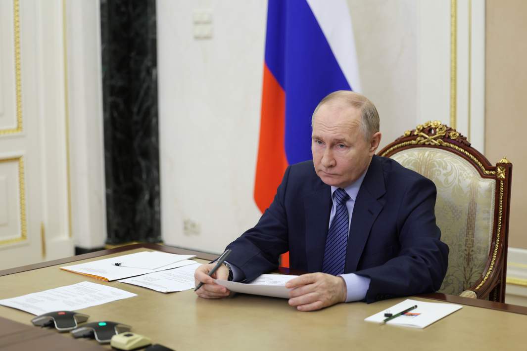Президент РФ Владимир Путин проводит совещание по вопросам ликвидации последствий паводков в Оренбургской, Курганской и Тюменской областях 24 апреля 2024 года