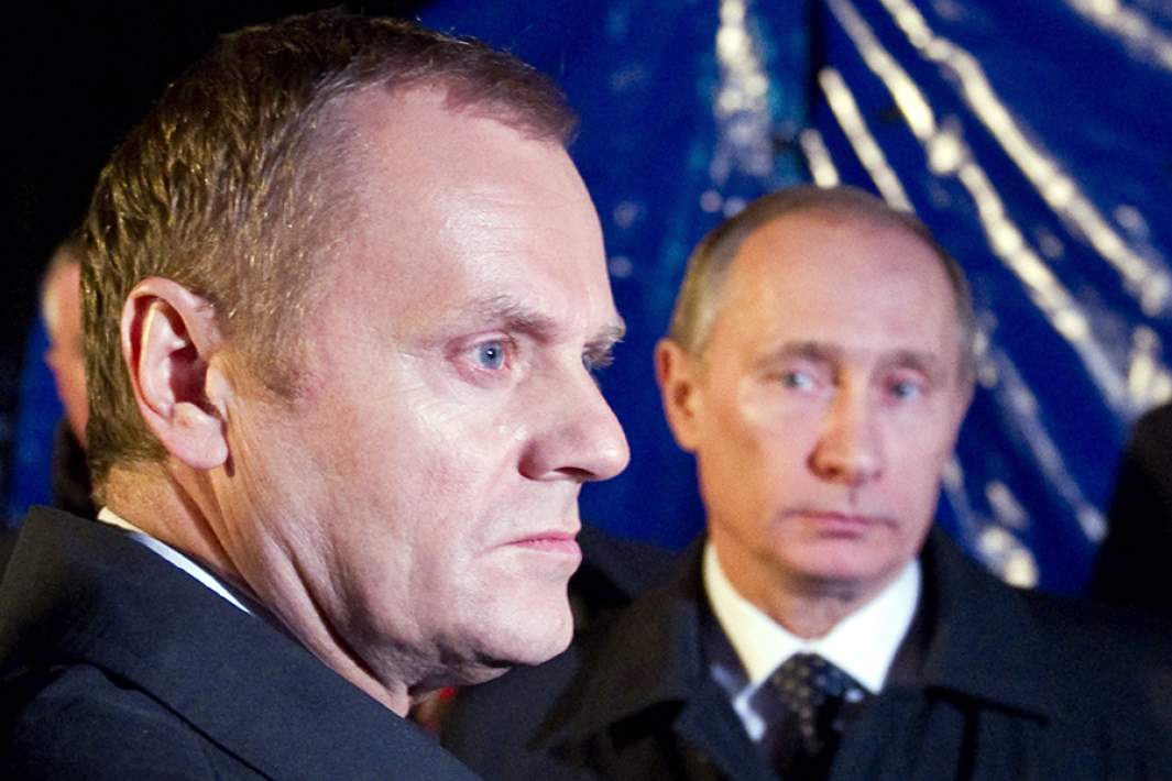 Главы правительств Польши и России Дональд Туск и Владимир Путин на месте авиакатастрофы, апрель 2010 года