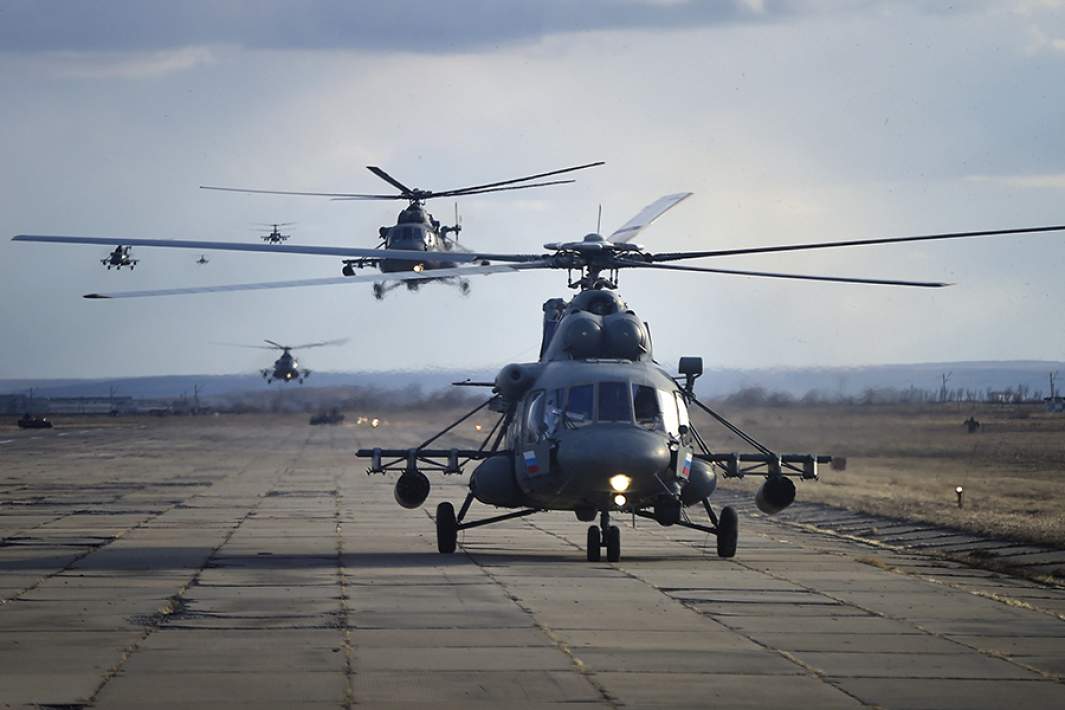 Вертолеты Ми-8 АМТШ на запасном аэродроме «Воздвиженка» во время летно-тактического учения на Черниговской авиабазе в Приморском крае