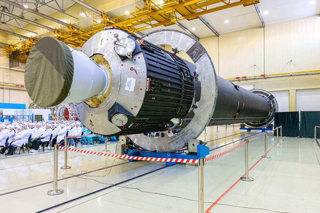 Универсальный ракетный модуль (УРМ) для ракеты-носителя «Ангара-А5» в стапелях на сборке в цехе ПО «Полет»