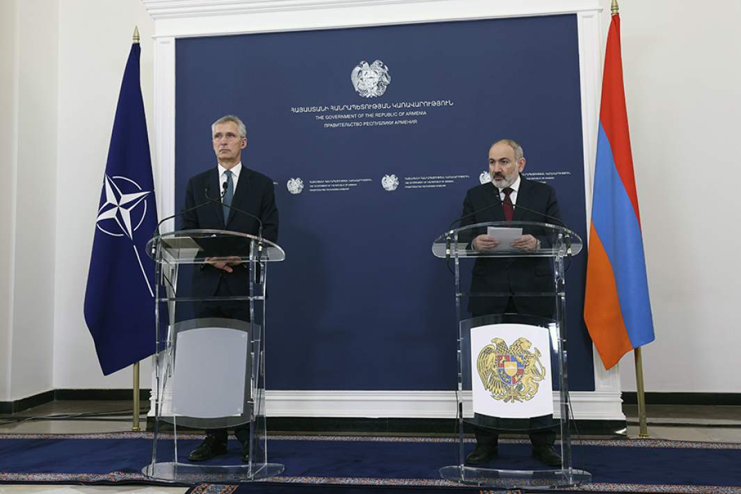 Генеральный секретарь НАТО Йенс Столтенберг и премьер-министр Армении Никол Пашинян во время пресс-конференции, март 2024 года
