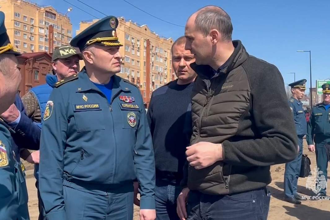 глава МЧС России Александр Куренков и губернатор Оренбургской области Денис Паслер (слева направо) во время осмотра дамбы