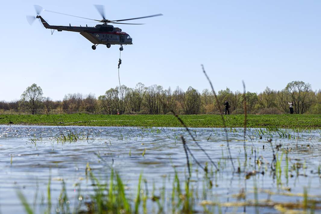 Занятия бойцов спецназа Росгвардии по беспарашютному десантированию с вертолета Ми-8в Татарстане