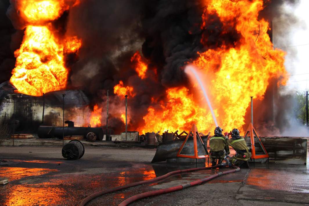 Тушение пожара на нефтебазе в Макеевке