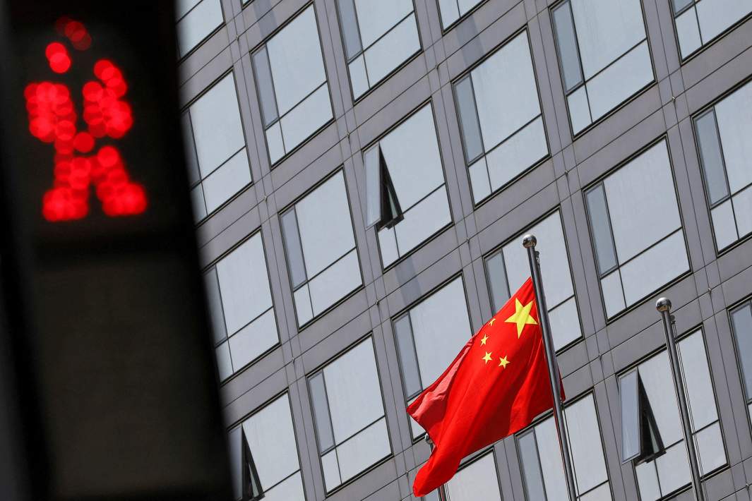 Флаг Китая и красный сигнал светофора