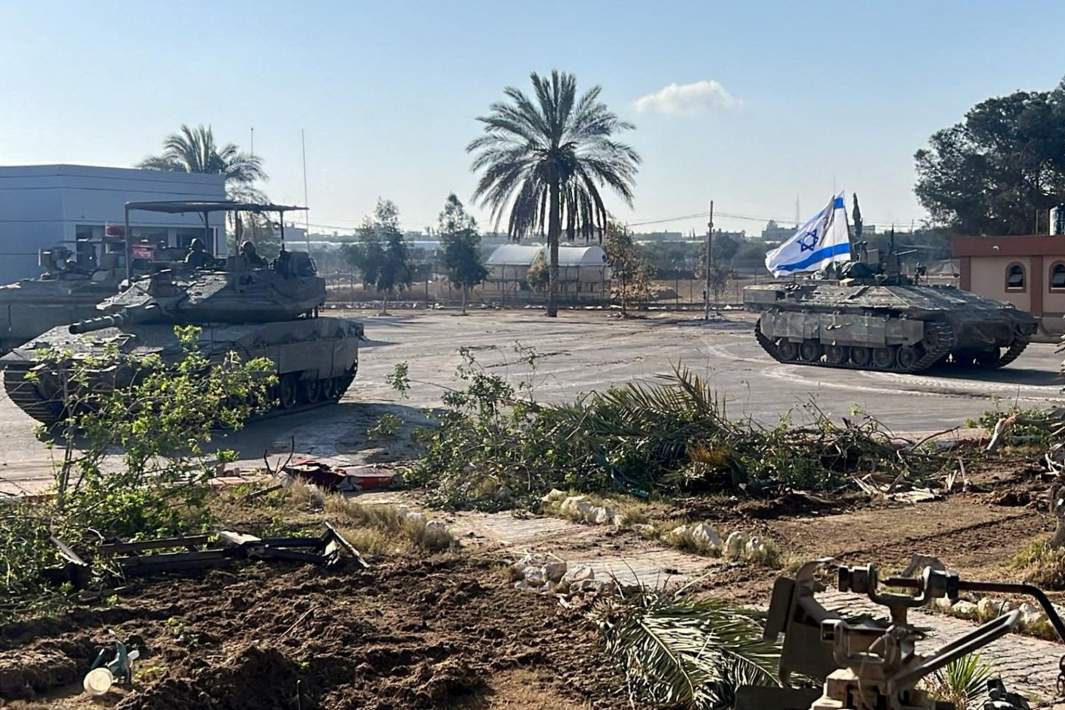 Израильская военная техника действует на стороне сектора Газа на контрольно-пропускном пункте Рафах