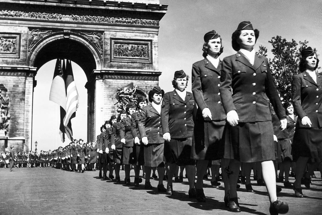 Парад победы в Парижена площади Этуаль, Франция, 8 мая 1945 года 