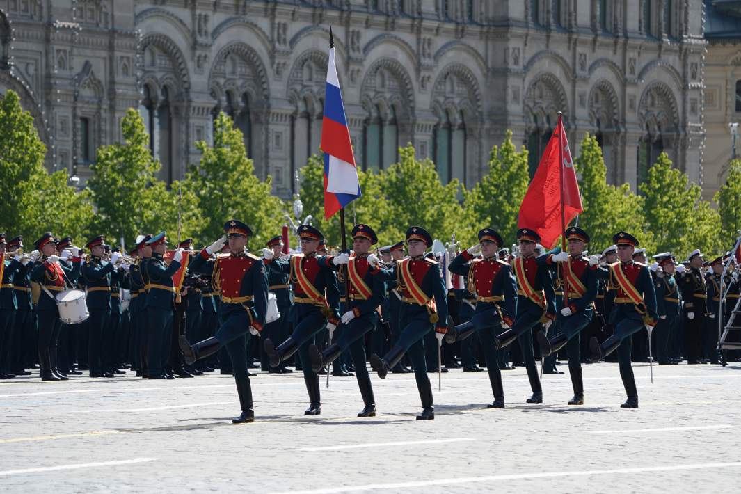 выносят флаг России на красной площади на параде в день победы